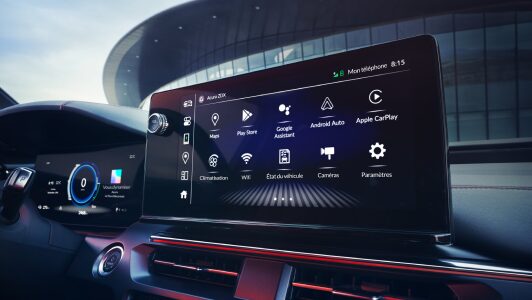 Gros plan du système d'infodivertissement d'un véhicule Acura affichant Google Built-In