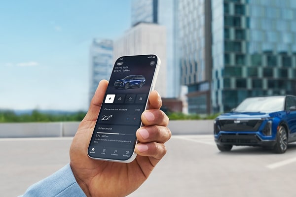 Un homme utilise son smartphone pour utiliser les commandes à distance d'OnStar.