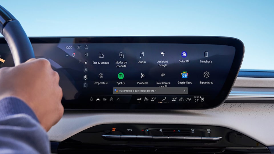 Vue rapprochée de l’affichage d’infodivertissement à l’intérieur d’un véhicule abonné à OnStar.