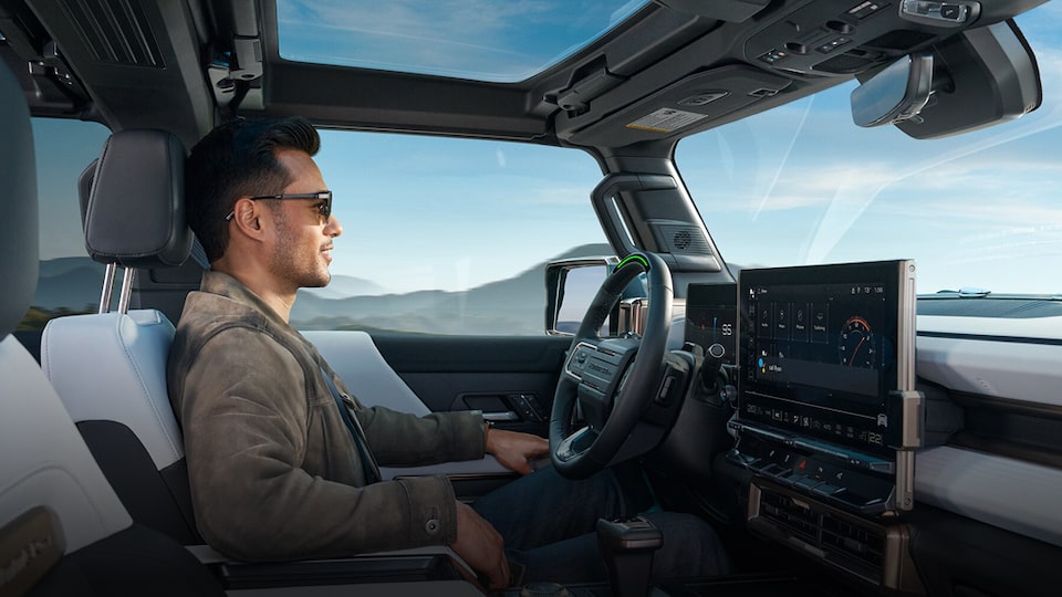 Un conducteur assis confortablement à l’intérieur d’un véhicule abonné à OnStar.