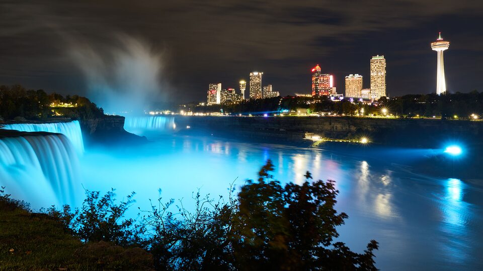 Watch and enjoy the majestic Niagara Falls at night with the help of OnStar apps and services.