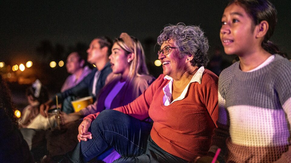 Find and watch outdoor movies at night with the help of OnStar apps and services.
