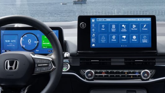 Gros plan du système d'infodivertissement d'un véhicule Honda affichant Google Built-In