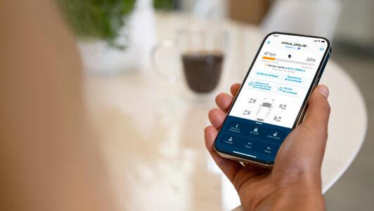 Une femme utilisant l'application mobile HondaLink