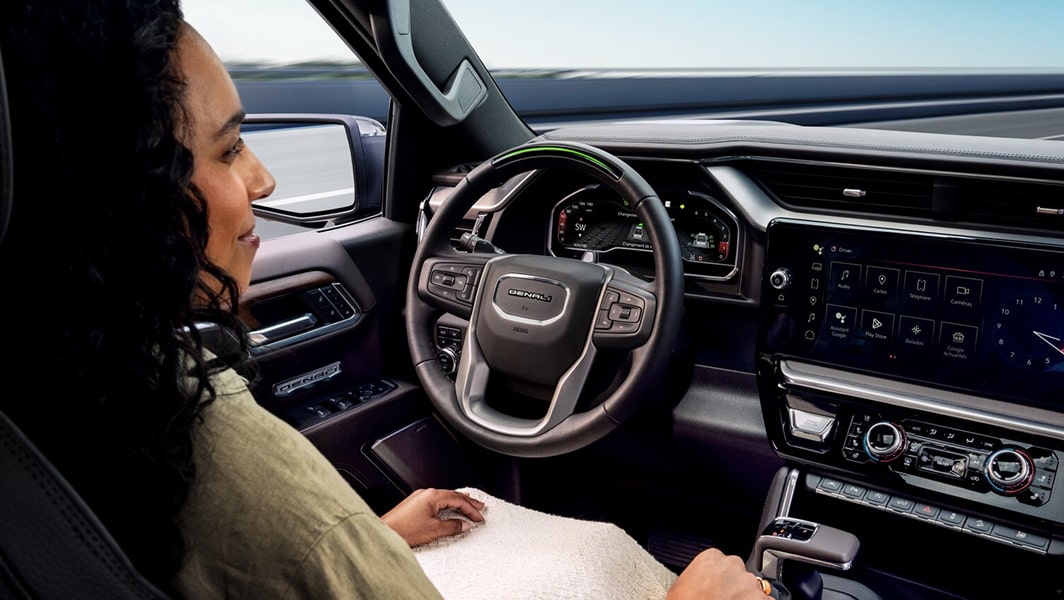 Une personne utilise la fonction Super Cruise dans un véhicule abonné à OnStar.