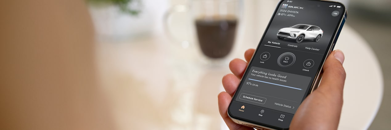Une personne accédant à une carte via l’appli mobile de véhicule OnStar.