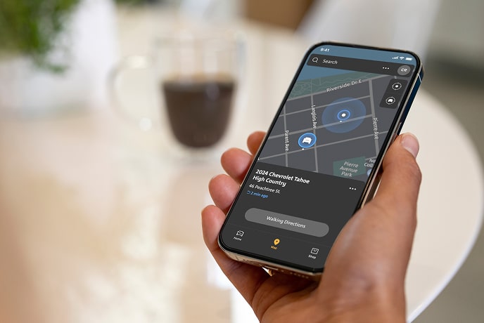 Une personne accédant à une carte via l’appli mobile de véhicule OnStar.