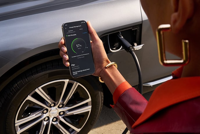 Une personne utilise l’application OnStar pour vérifier l’état de son véhicule.