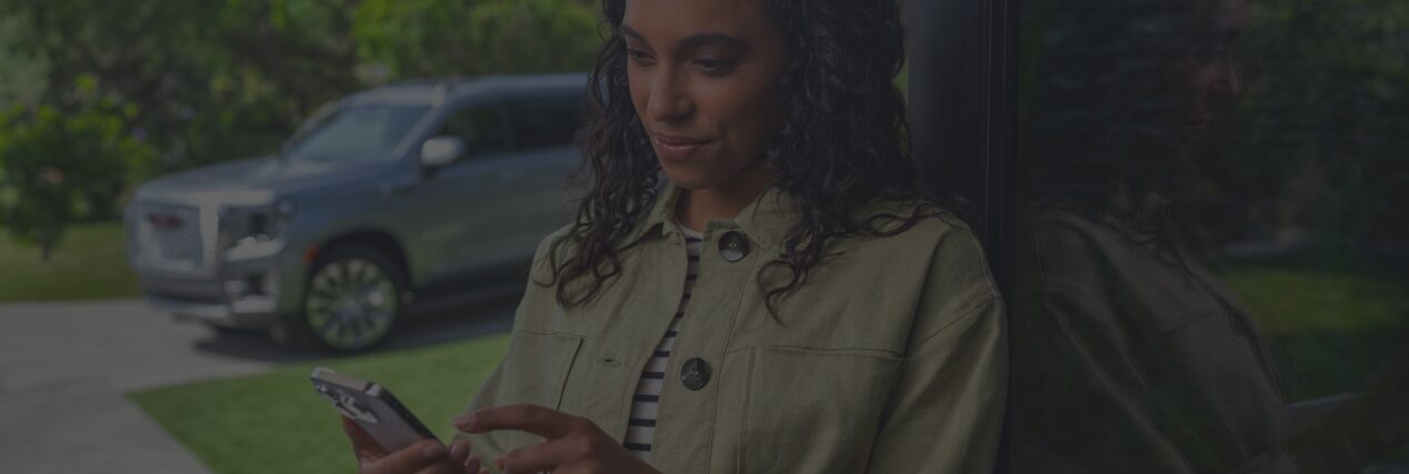 Une personne voulant accéder à l’appli mobile de véhicule OnStar via un téléphone intelligent.