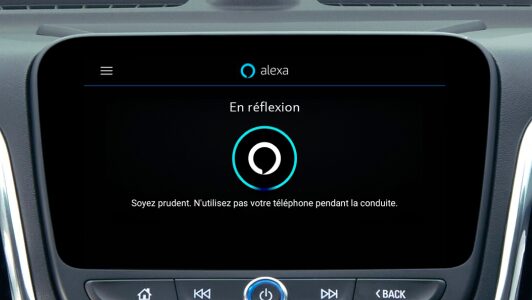 L’application Alexa intégrée d’Amazon est affichée sur l’écran du système d’infodivertissement d’un véhicule GM abonné à OnStar.
