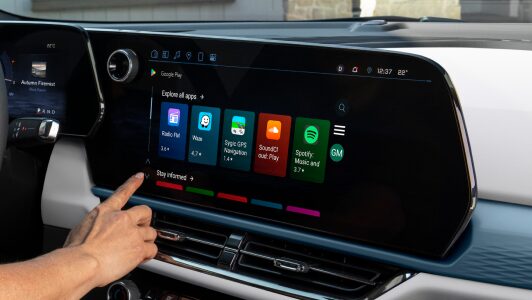 Une personne utilise des applications intégrées à l’aide de l’écran du système d’infodivertissement d’un véhicule GM abonné à OnStar.