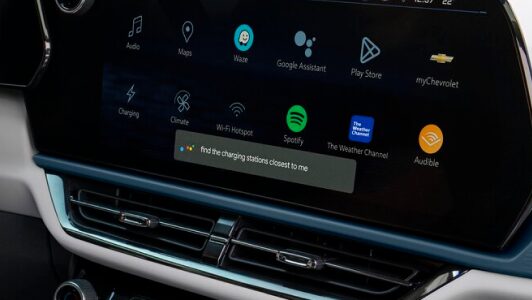 Les commandes de l’Assistant Google, un outil activé par la voix, sont affichées sur l’écran du système d’infodivertissement d’un véhicule GM abonné à OnStar.