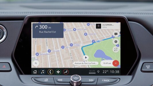 L’application Maps+ est affichée sur l’écran du système d’infodivertissement d’un véhicule GM abonné à OnStar.