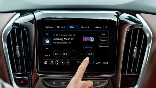 L’application Sirius XM est affichée sur l’écran du système d’infodivertissement d’un véhicule GM abonné à OnStar.