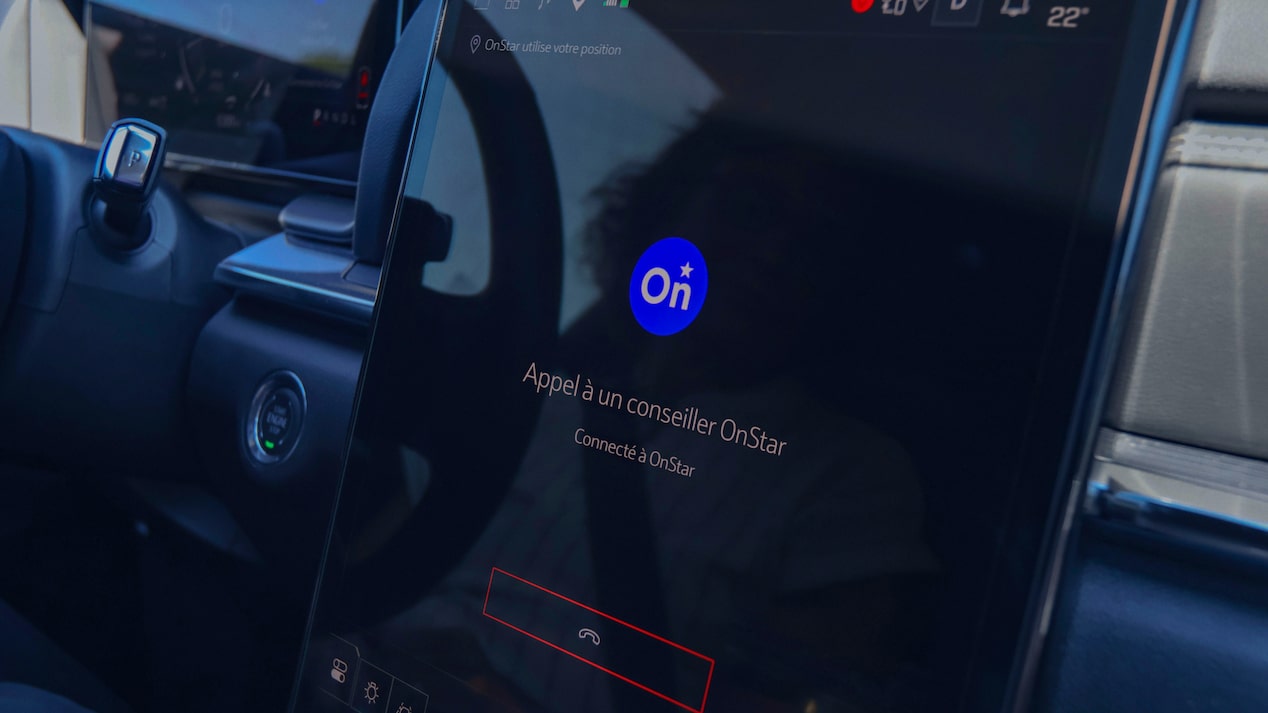 L’écran d’infodivertissement du véhicule affiche un appel actif avec un conseiller OnStar, qui est connecté à OnStar pour obtenir une aide d’urgence en cas d’accident automobile.