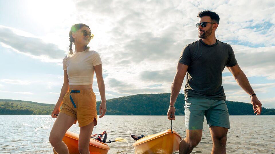 Two people enjoying their summer in the beach thanks to OnStar's safety services.