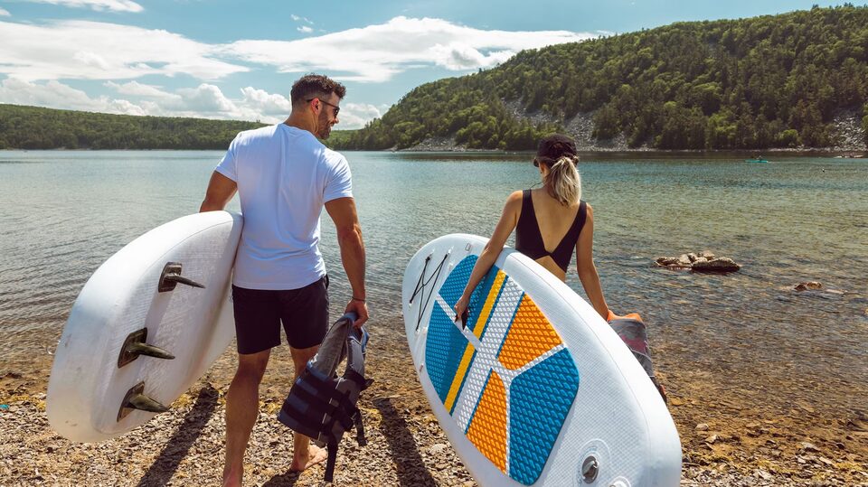 Two people confident in going surfing thanks to OnStar's safety services.