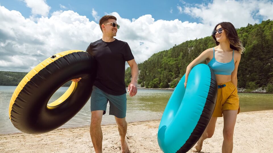 Two people enjoying their time in the beach thanks to OnStar's safety services.