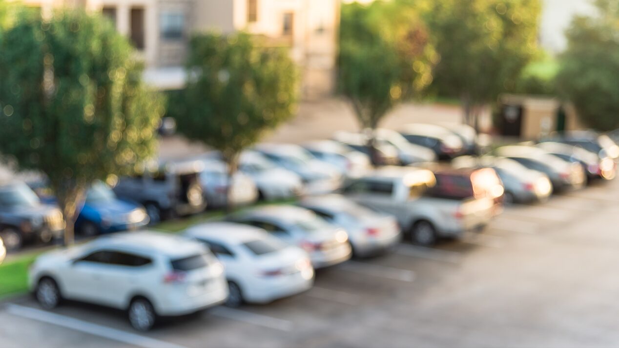 Une image floue du stationnement où le Chevrolet Cruze de Taylor Reeves aurait dû être stationné.