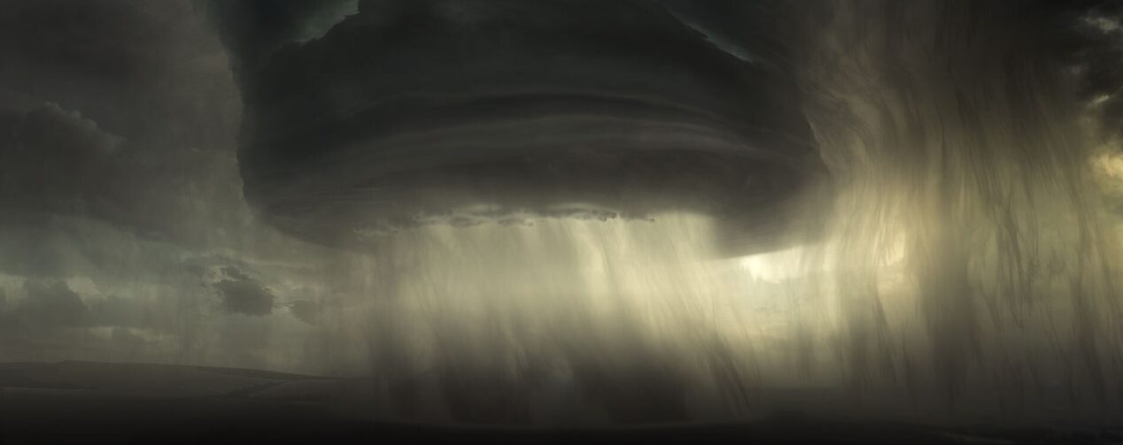 Vue lointaine d’un dangereux ouragan.