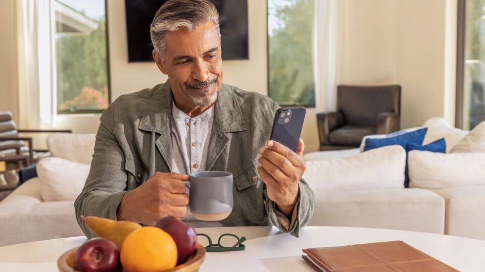 Homme utilisant l’application OnStar pendant le petit déjeuner.