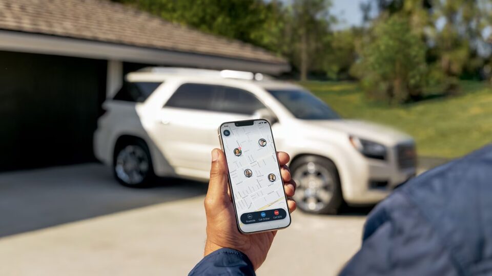 Personne tenant un téléphone intelligent avec l’application OnStar.