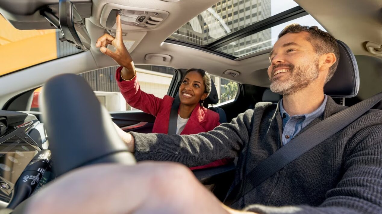 Les gens dans une voiture bénéficiant des avantages OnStar.