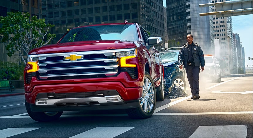Un policier marche vers une voiture accidentée sur le bord de la route
