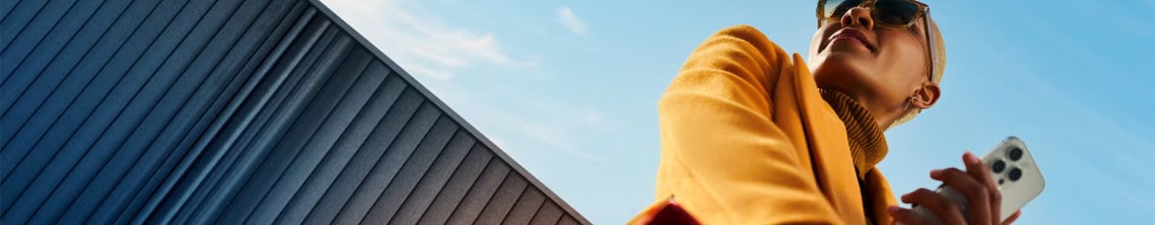 Gros plan d'une femme tenant son téléphone