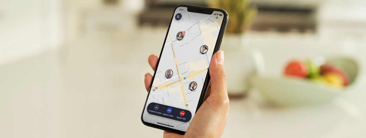 Gros plan d'une personne tenant un téléphone alors que l'application Guardian est ouverte