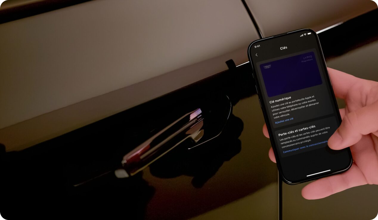 Plan rapproché d’un appareil mobile affichant l’interface OnStar Digital Key près de la poignée de porte d’un véhicule.